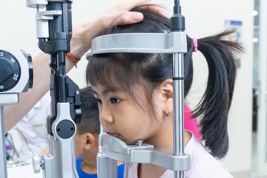 Hiểu đúng về đo khúc xạ ở từng độ tuổi