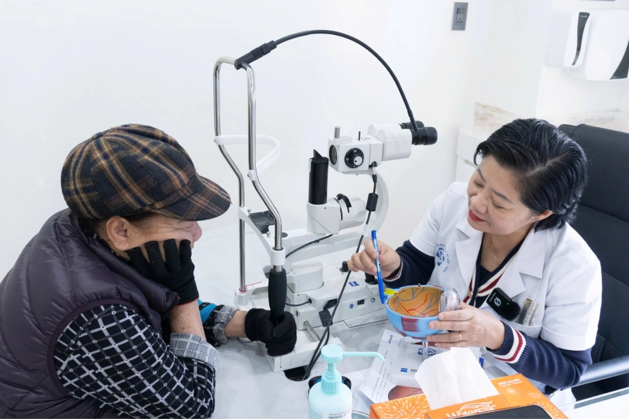 Chuyên gia phẫu thuật đục thủy tinh thể tư vấn trực tuyến cho người cao tuổi