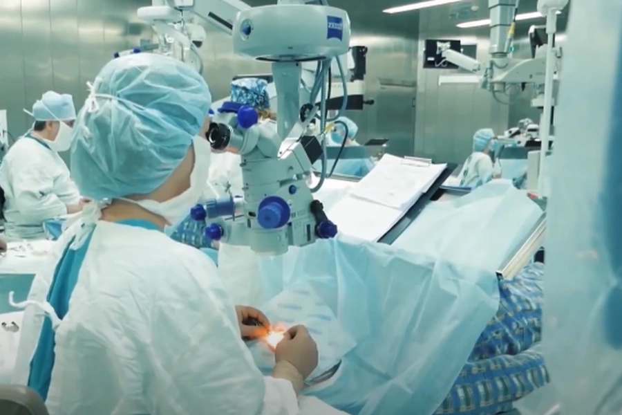 Ghép giác mạc và điều trị bệnh võng mạc phức tạp tại Nga