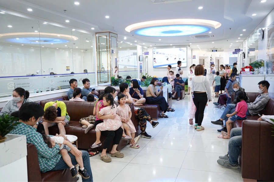 Khách hàng nhí háo hức nhận quà tại Bệnh viện Mắt Quốc tế Việt – Nga dịp 1/6