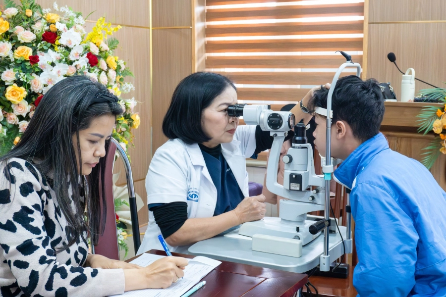 Video: Học sinh trường THCS Hồng Bàng nói gì sau buổi khám mắt?