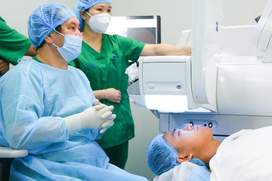 Video: Cận cảnh quy trình laser trong xóa cận Smile Pro