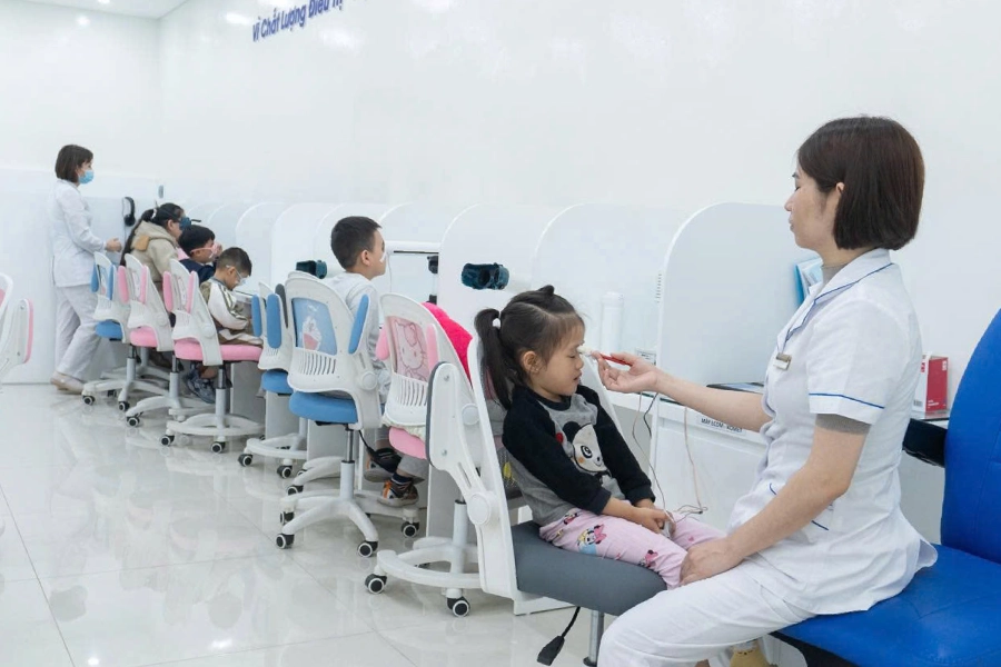 Video: Theo chân khách hàng nhí khám phá phòng phục hồi chức năng mắt 