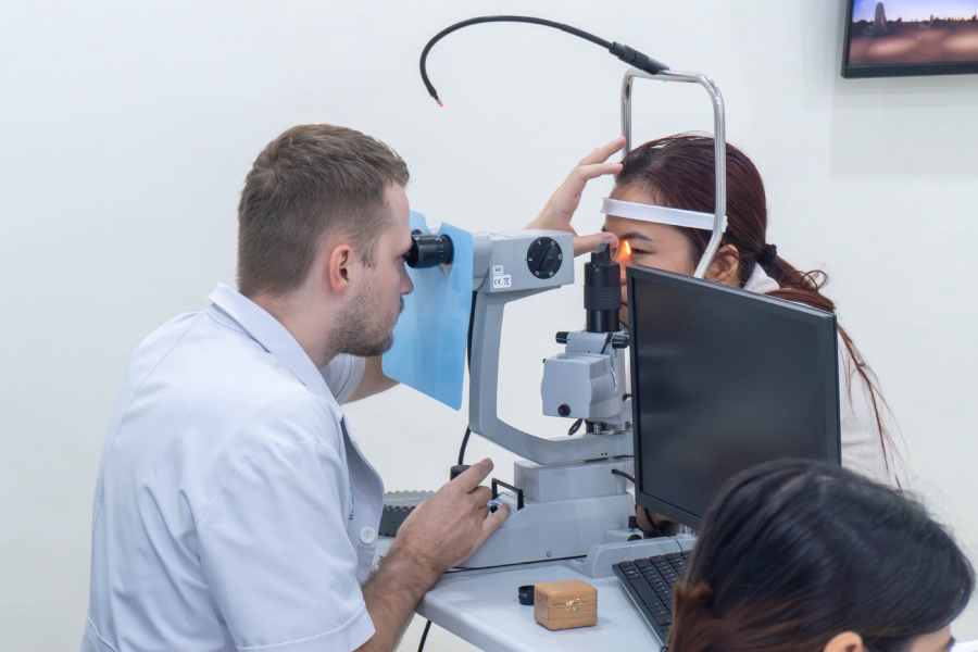 Chăm sóc mắt như thế nào sau khi mổ cận thị?