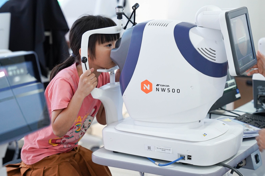 5 dấu hiệu cho thấy trẻ cận thị cần thay kính